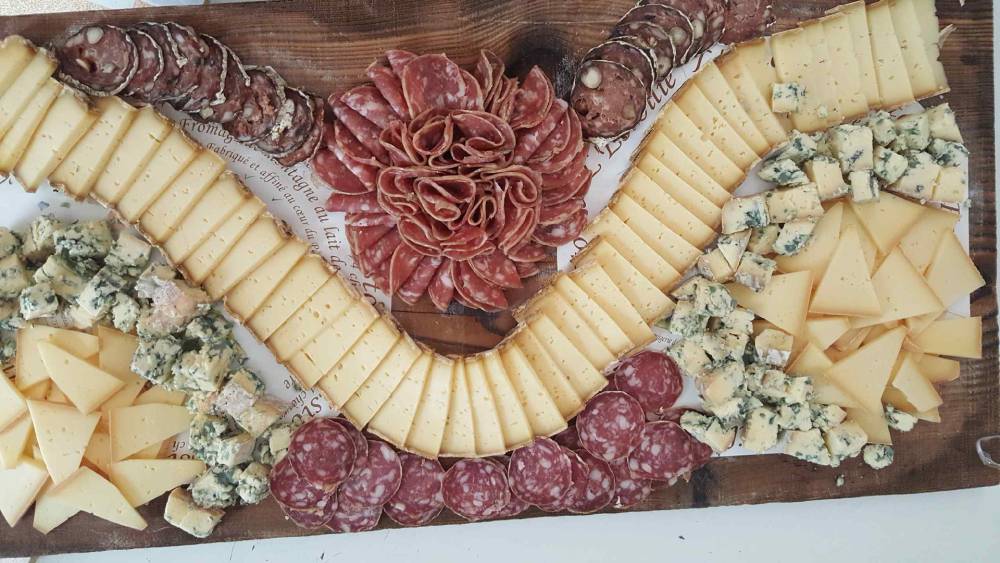 plateau de fromages et charcuteries
